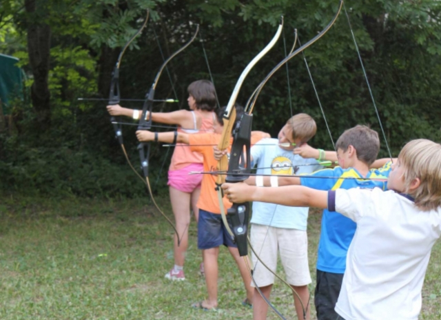 Bambini che mirano con l'arco 